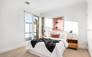 A bedroom with a bed, bedside table, lamp, and a large window with a view. - Brighton Coastal Townhouse with 2 Private Parking (Brighton)