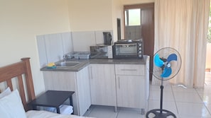 Private kitchen - Room-panoramic Ocean Views Private Studi (Port Shepstone)