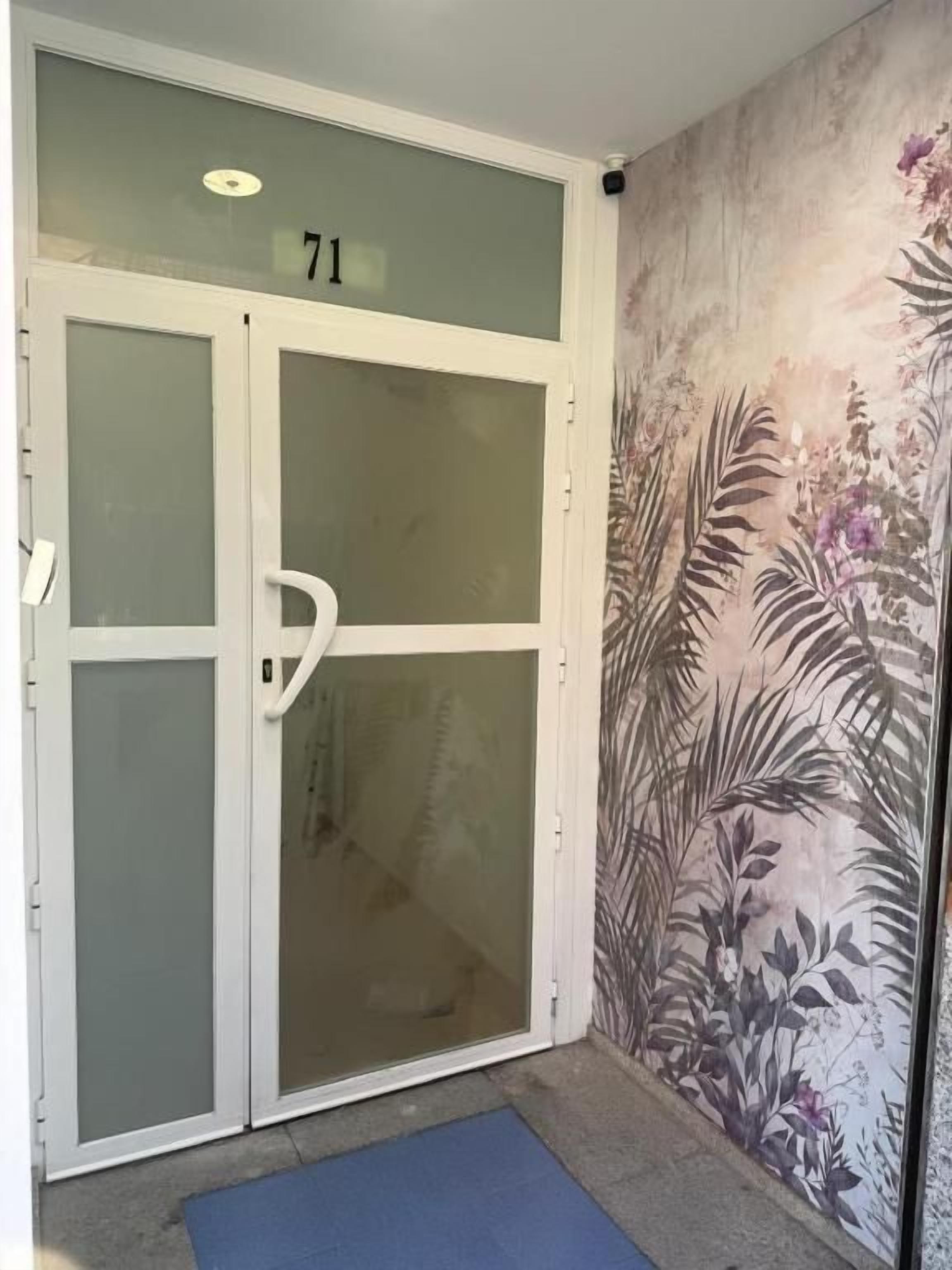 Une porte dotée d’un panneau en verre dépoli et surmontée du numéro « 71 ».
