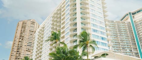 Un hôtel à plusieurs étages, doté de balcons et présentant une architecture moderne.