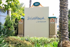 Ein Schild mit der Nummer 201 und dem Namen 'Wynham' by Wyndham.
