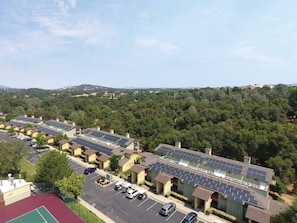 Zona residencial amb panells solars als terrats de les cases.