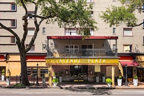 Un edifici amb un rètol que diu 'AVENUE PLAZA' i un balcó amb baranes.