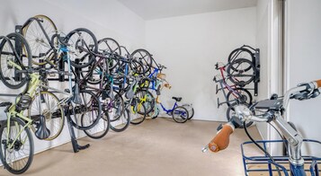 Una habitación con bicicletas colgadas en una pared y un brazo robótico.