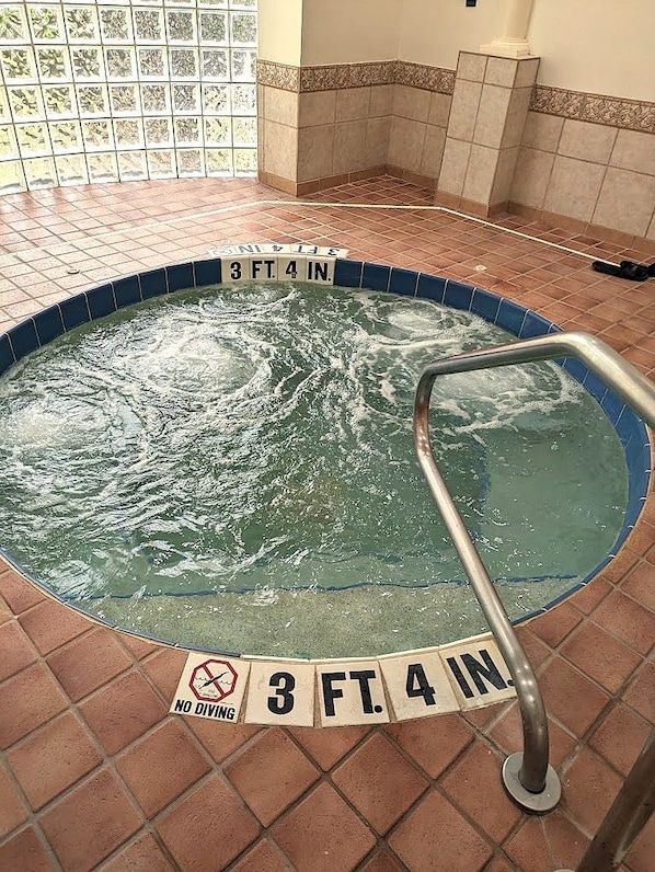 Een whirlpool met een dieptemarkering van '3 FT. 4 IN.' en een bordje 'NO DIVING'.