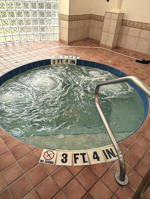 Un jacuzzi con una marca de profundidad de '3 pies 4 pulgadas' y un cartel que dice 'NO BUCEO'.
