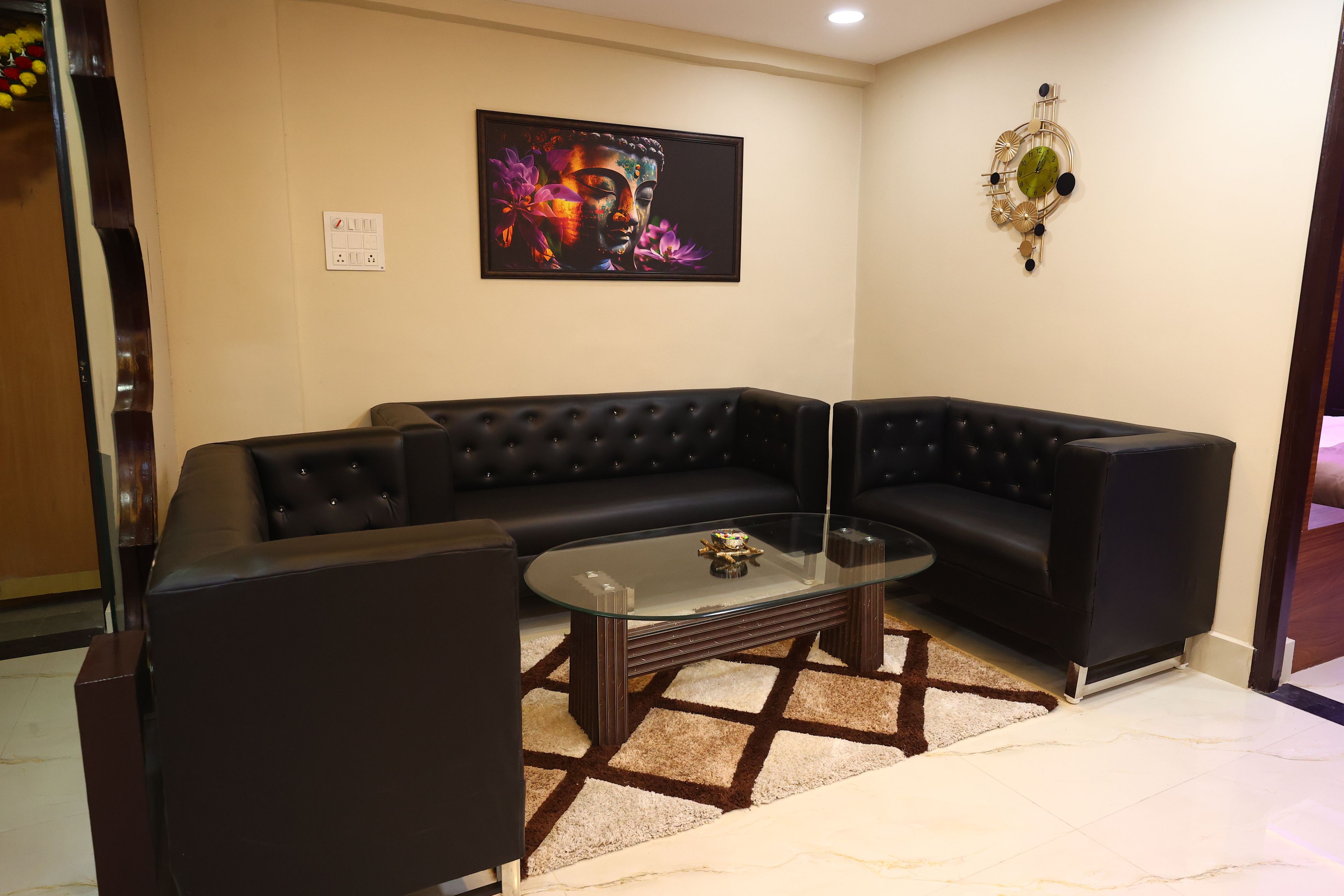 Una sala de estar moderna con un sofá modular, una mesa de centro de vidrio y un reloj de pared decorativo.