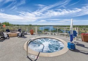 Ein Whirlpool mit Seeblick, Sitzgelegenheiten im Freien und ein Schild mit der Aufschrift 'NO DIVING'.
