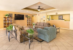 Un'ampia hall con reception, diverse zone relax e una grande libreria.