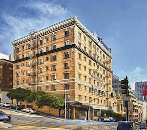 Un hôtel à plusieurs étages, de style architectural classique, caractérisé par une façade symétrique, de nombreuses fenêtres et une entrée imposante.