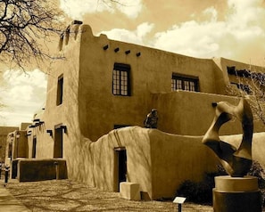 Um edifício com estilo arquitetônico singular, apresentando fachada curva e várias janelas.