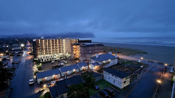 Un hotel a la costa amb diverses edificacions, zones d'aparcament i vistes a la platja i l'oceà.
