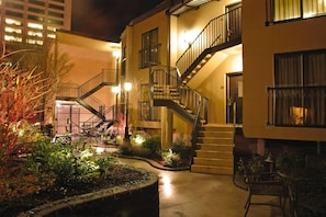 A building with a central staircase, outdoor seating area, and a well-lit entrance. - Seattle | Short Stay City Base | Gym + Walkable (Seattle)