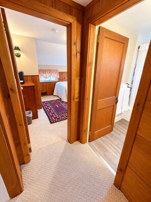 Cozy Cottage Hallway Junction - Wiley Inn | Cozy Top-Floor 2BR Suite (Peru)
