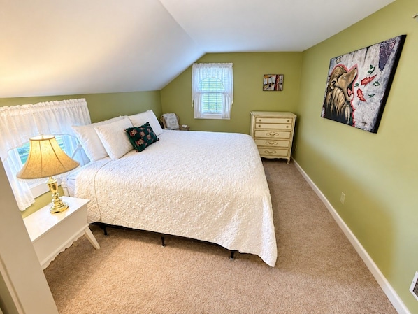 Cozy Bedroom with Warm Lighting - Wiley Inn | Cozy King Room with Bathtub (Peru)