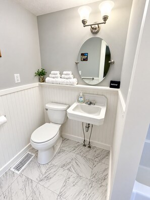 Private Bathroom with Essential Amenities - Wiley Inn | Cozy King Room with Bathtub (Peru)