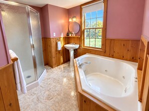 Spacious Bathroom with Jetted Soaking Tub - Wiley Inn | Rustic Retreat with Jetted Tub and Corner Shower (Peru)