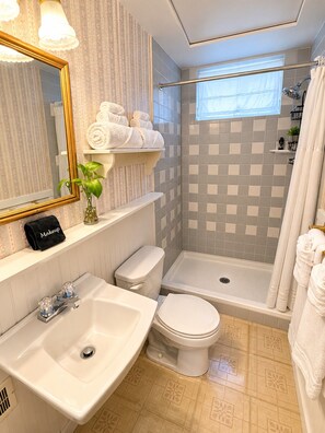 Vintage Bathroom with Fresh Towels - Wiley Inn | Stylish Queen Room Near Ski Bar (Peru)