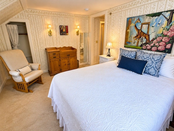 Cozy Bedroom with Blue Accent Pillows - Wiley Inn | Stylish Queen Room Near Ski Bar (Peru)