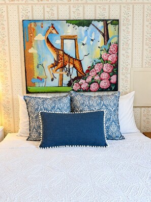 Vintage Giraffe Bedroom Retreat - Wiley Inn | Stylish Queen Room Near Ski Bar (Peru)