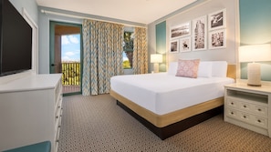 Quarto de hotel com cama, mesas de cabeceira, televisão e varanda com cortinas.