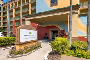 Entrada de un hotel con un letrero para BlueGreen Vacations Orlando's Sunshine Resort.