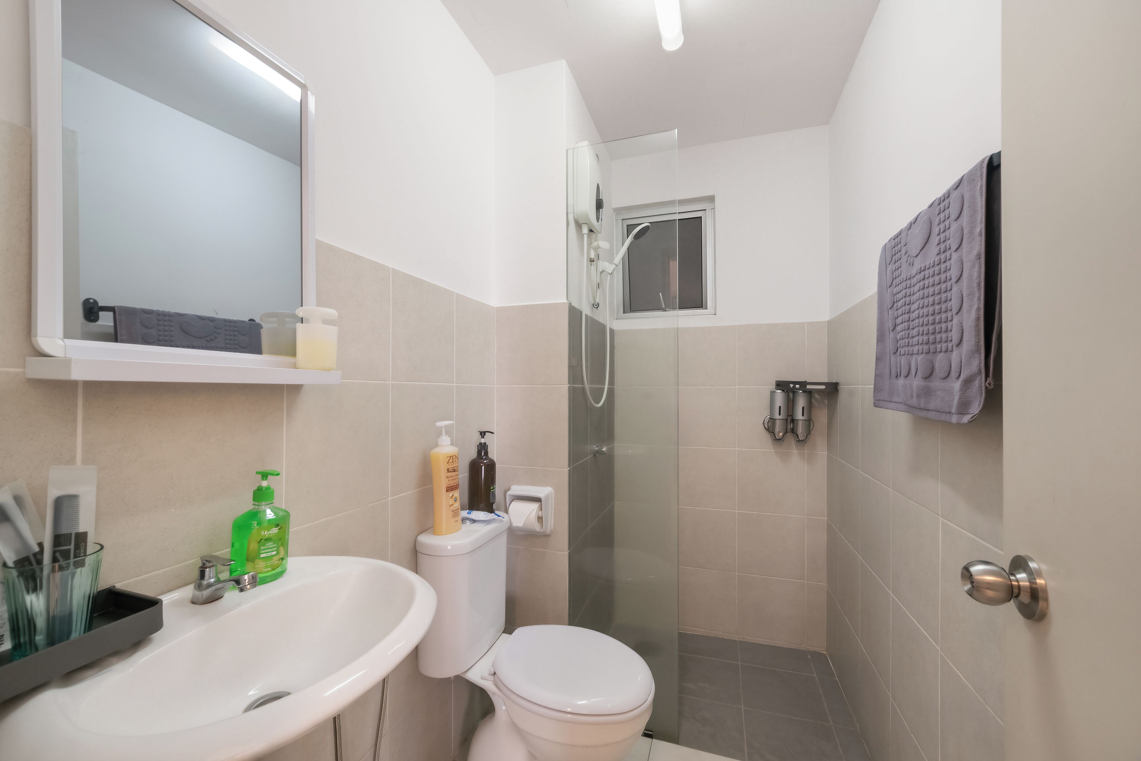 Un baño con inodoro, lavabo y ducha.