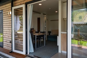Outdoor dining - Sonnendeck Tiny House Klagenfurt by WÖRTHWHILE (Klagenfurt am Wörthersee)