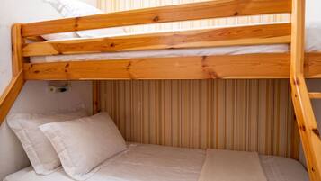 Un letto a castello con struttura in legno e biancheria bianca.
