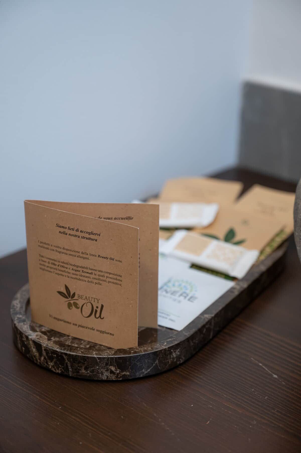 Un plateau en bois contenant plusieurs sacs en papier brun, dont l’un porte une étiquette avec l’inscription « Huile de beauté ».