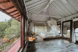A room with a bed, a desk, and a view of the outdoors. - Rare 2-Level Jungle Loft · Walk to Alchemy Yoga_BRAHMA (Kecamatan Ubud)