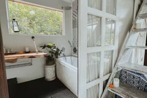 Bathroom - Rare 2-Level Jungle Loft · Walk to Alchemy Yoga_BRAHMA (Kecamatan Ubud)