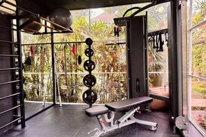 A gym with a squat rack, bench, and free weights. - Rare 2-Level Jungle Loft · Walk to Alchemy Yoga_BRAHMA (Kecamatan Ubud)