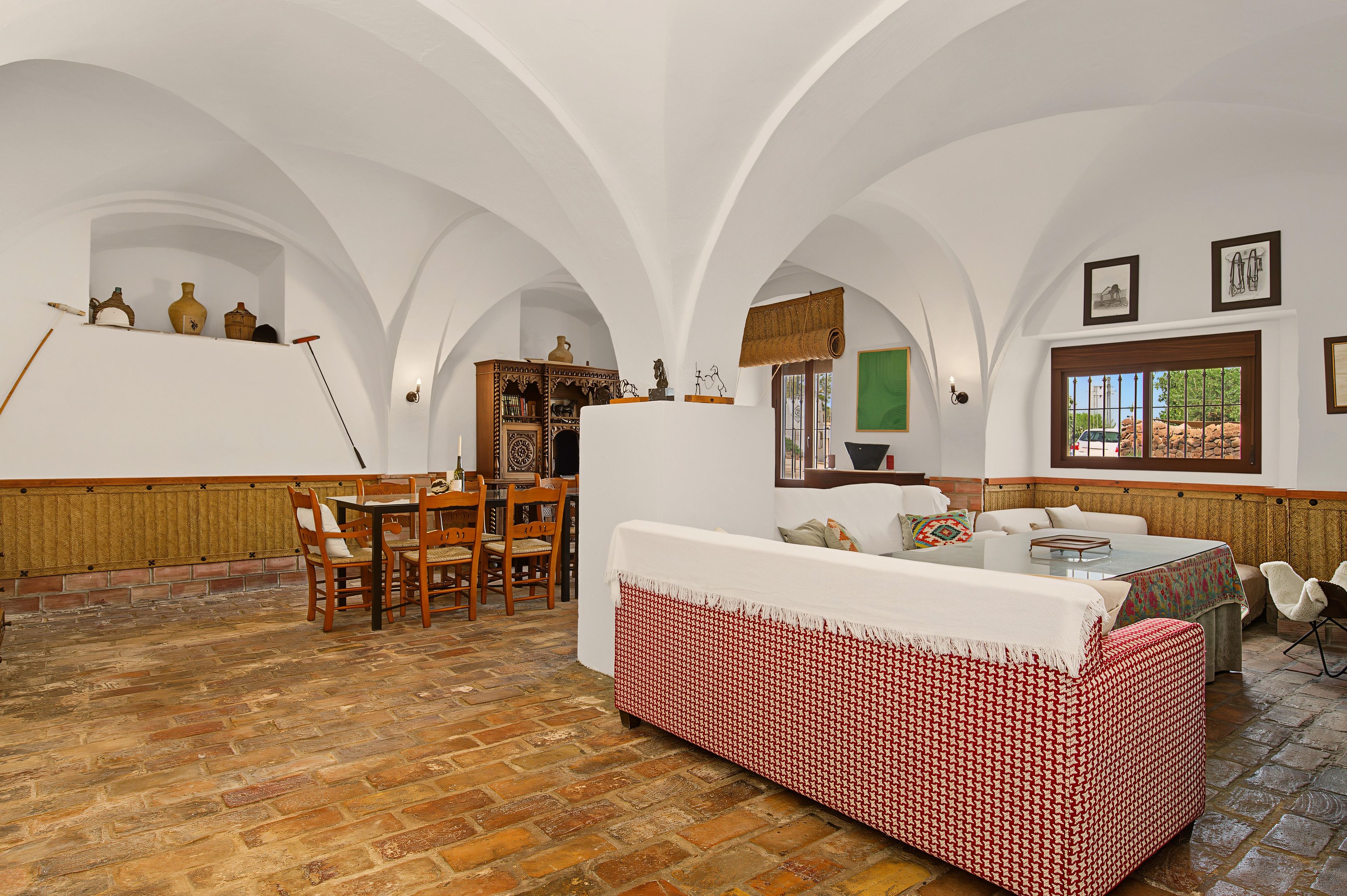 Una habitación con comedor, un sofá y una ventana con vistas.