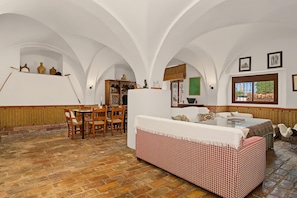 Una habitación con comedor, un sofá y una ventana con vistas.