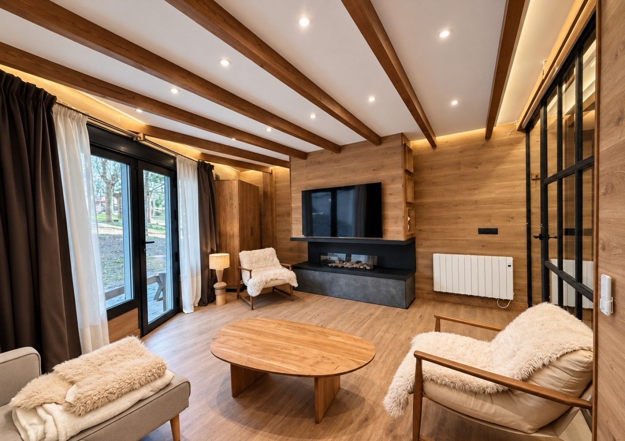 Un salon moderne avec une cheminée, un plancher en bois et un grand téléviseur.
