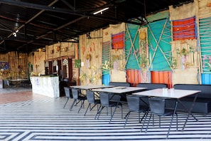 Tempat makan luar