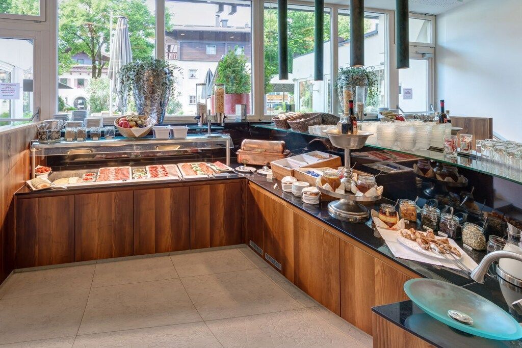 Un buffet proposant une variété de plats et d'accompagnements.