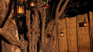 Un albero decorato con lanterne appese ai rami.