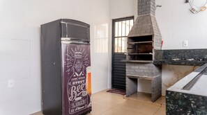 Een keuken met een ingebouwde bakoven, een koelkast en een aanrecht.