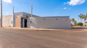 A modern building with a flat roof, a single entrance, and a small window. - House with Swimming Pool and Barbecue in Jd. Universal (Colina)