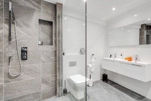 Bathroom - Brighton St Merseyside 2-Bed/Sleeps 6 Wifi/Parking (Merseyside)