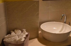 A bathroom with a white sink and a towel rack with folded towels. - Double Room - Borgo di Carlotta (Vicchio)