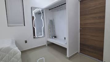 Ein modernes Schlafzimmer mit Bett, Kleiderschrank, Spiegel und Deckenleuchte.