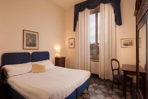 A hotel room with a bed, a desk, and a chair. - Hotel di Annalena (Firenze)