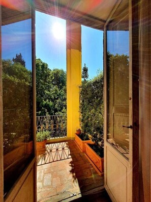 A balcony with a view of greenery and a clear sky. - Hotel di Annalena (Firenze)