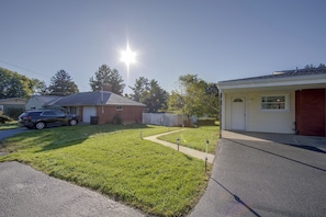 A residential area with houses, a driveway, and a parked car. - Harrisburg Unit w/ Mtn Views & Backyard (Harrisburg)