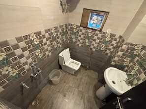 Ein Badezimmer mit Toilette, Waschbecken und Dusche.