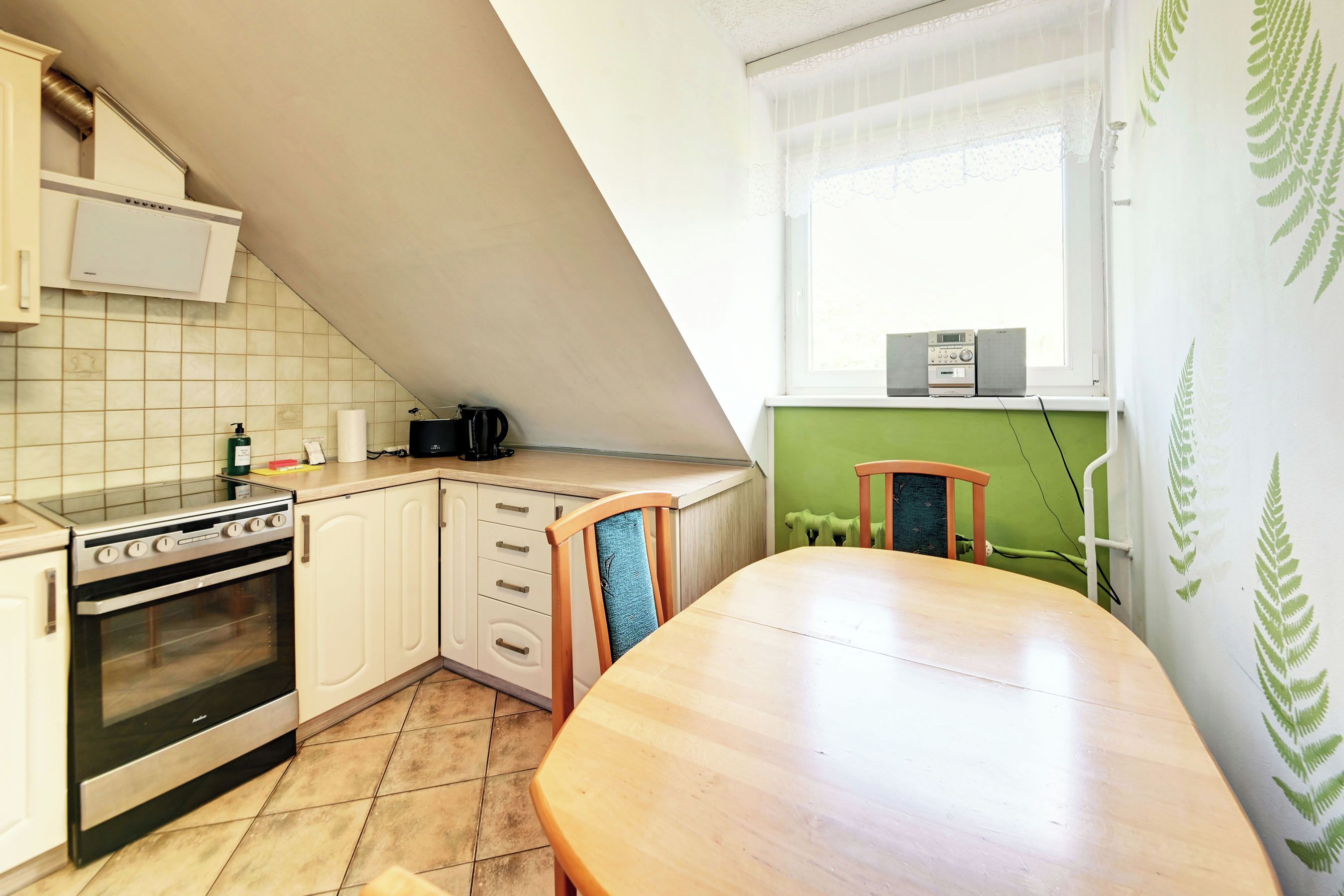 Une cuisine équipée d’une cuisinière, d’un four et d’une table à manger.
