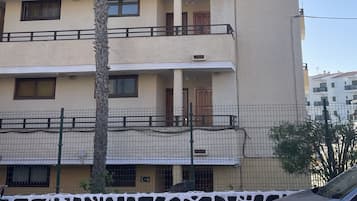 Un immeuble à plusieurs étages, doté de balcons et d’une enseigne sur laquelle on peut lire « LOS JUNCOSI ».